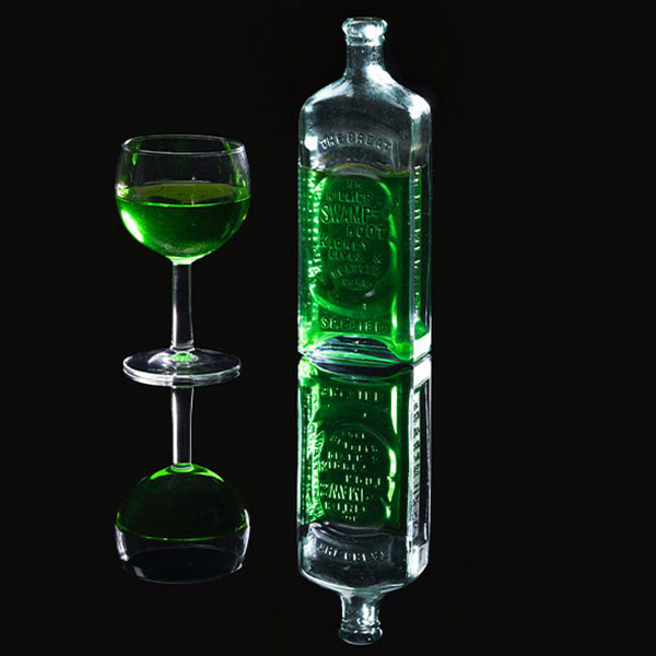 Une bouteille d'absinthe et son verre