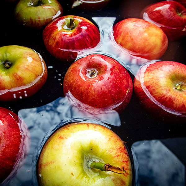 Des pommes qui flottent sur l'eau