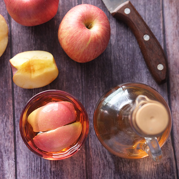 bocal contenant du vinaigre de cidre maison