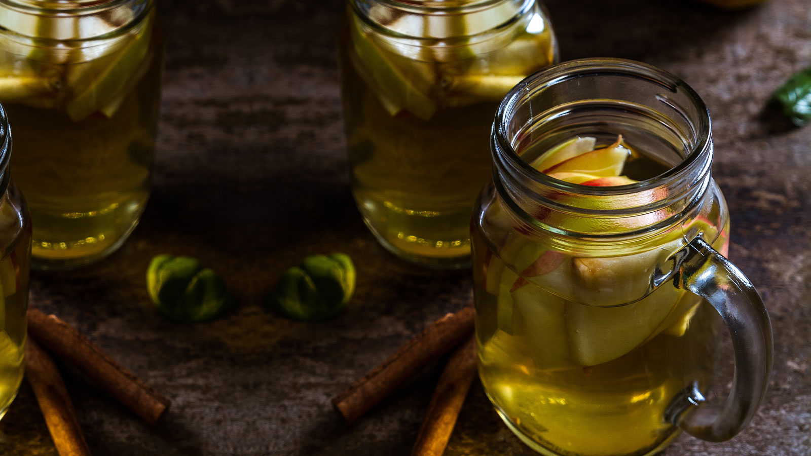 fermentation du vinaigre de cidre dans un bocal en verre